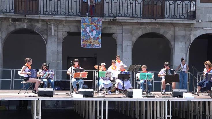 Udal Musika Eskolako akordeoi joleak dantzariekin, Andoaingo 36. Euskal Jaialdian