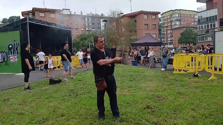 Karrikan jaien hasiera iragartzen duen suziri jaurtiketa