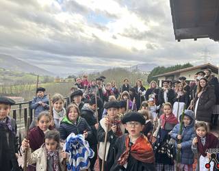 Haurrak eta guraso taldea kantari aritu dira, Santa Ageda bezperan