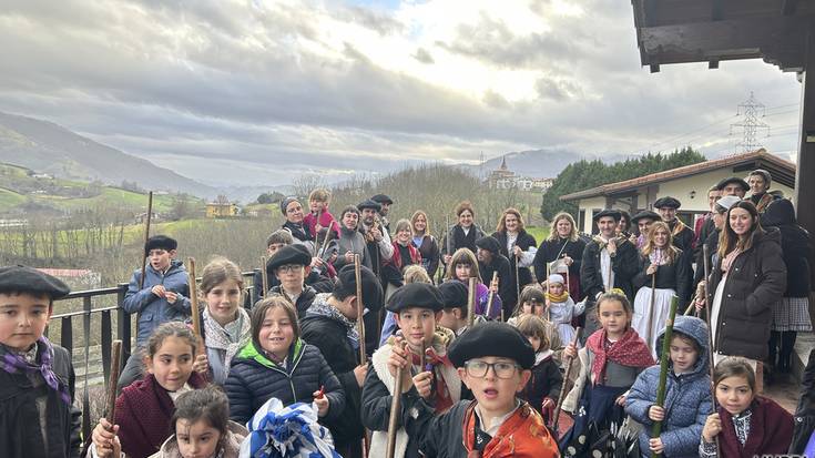 Haurrak eta guraso taldea kantari aritu dira, Santa Ageda bezperan