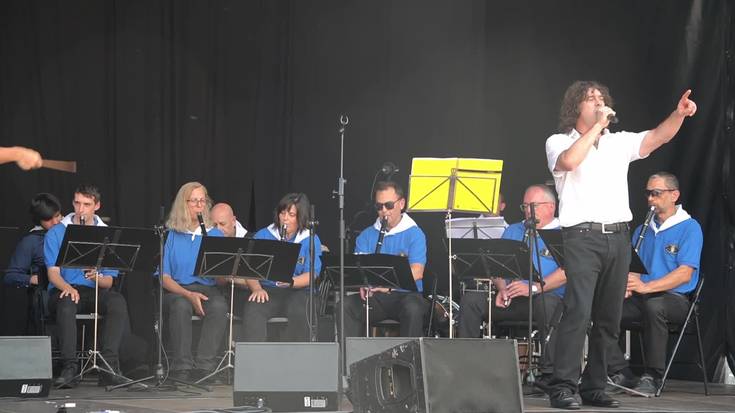 Olagain Txistularien Elkartea eta Antonio Calleja abeslaria: "Euskal Rock&Rolling" (Niko Etxart)