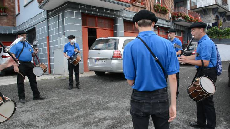 Buruntzan txistulariak kalejiran ibili dira