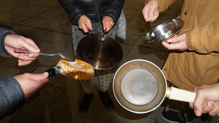 Protesta zaratatsua egin dute hainbat herritarrek argindarraren etengabeko garestitzeagatik
