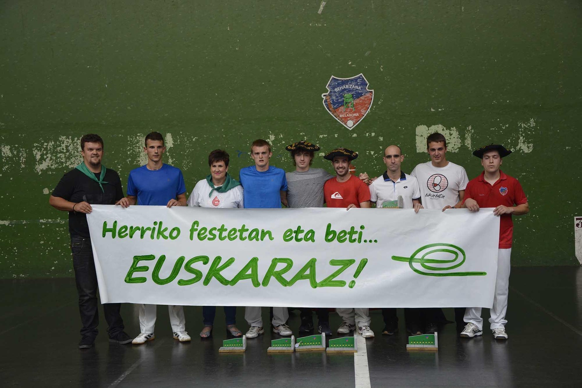 Frontenis eta eskuz binaka partidak festak hasi aurretik