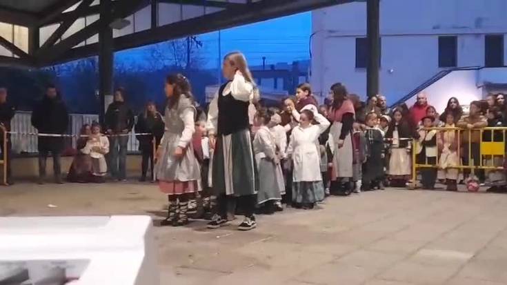 Bukalai Dantza Taldea eta Loatzo Musika Eskola, Olentzero eta Mari Domingiren harreran