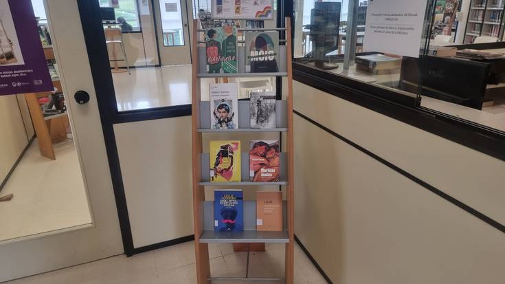 LGTBIQ+ kolektiboarekin lotutako irakurketa-txokoa, Udal Liburutegian