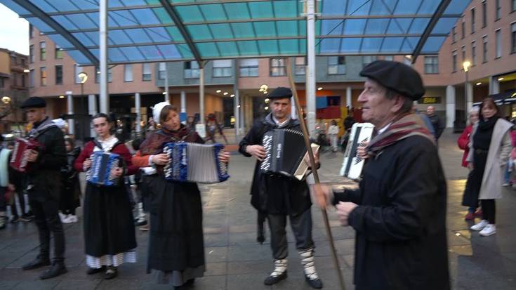 Larramendi Bazkunaren Santa Ageda bezperako kantu-erronda: "Otso Beltza"