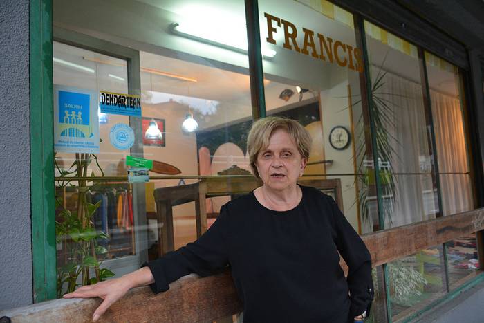 Francis Llamasek "Francis" jantzi-dendako atea betirako itxi du