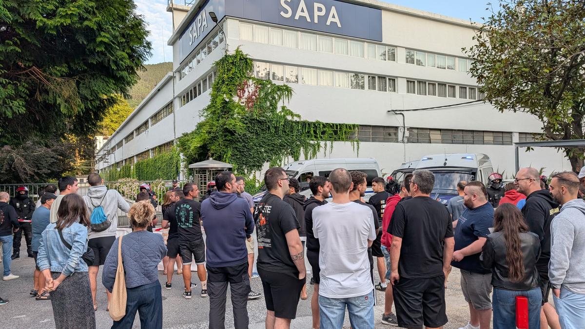 SAPAko hainbat langilek protesta egin dute enpresaren aurrean