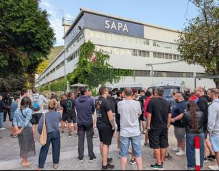 SAPAko hainbat langilek protesta egin dute enpresaren aurrean