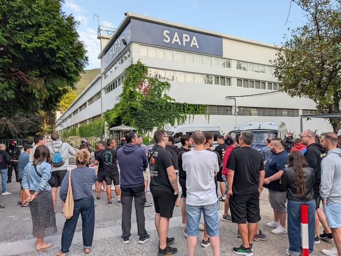 SAPAko hainbat langilek protesta egin dute enpresaren aurrean