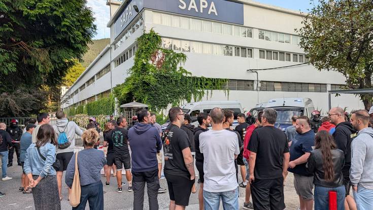 SAPAko hainbat langilek protesta egin dute enpresaren aurrean