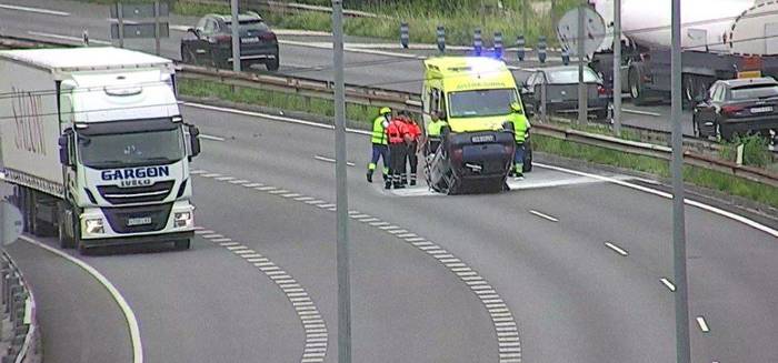 Hainbat ibilgailuren arteko istripua tarteko, N1 errepidea itxi dute denbora batez