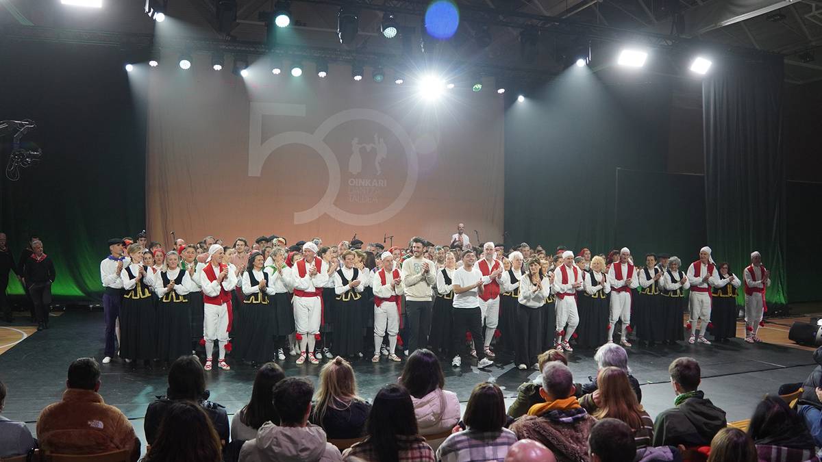 Ikusgai jarri dute Oinkariren “50 urte dantzan” ikuskizuna