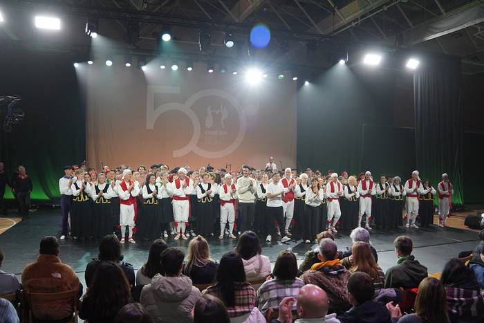 Ikusgai jarri dute Oinkariren “50 urte dantzan” ikuskizuna