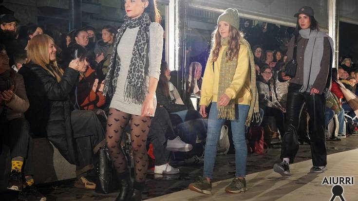 “Moda Biziz” desfile bizi-bizia egin dute herriko dendari ta modeloekin