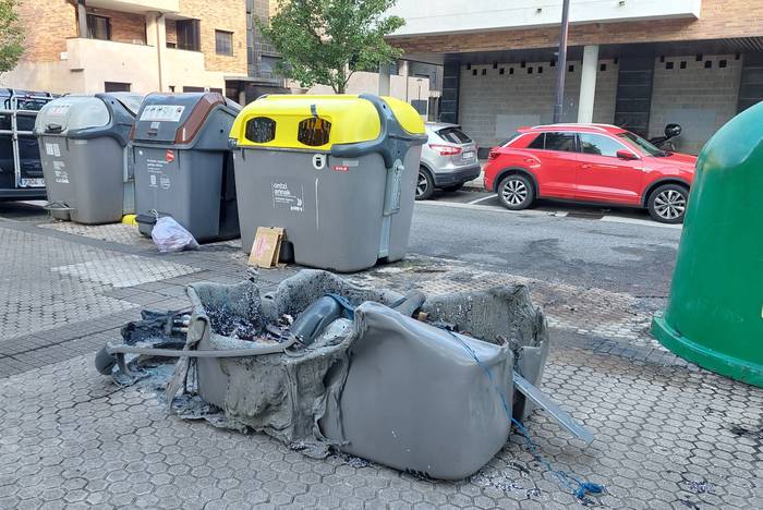 Larramendi kalean eta Martin Ugalde kalean edukiontzi bana erre dute, goizaldean