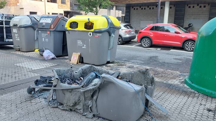 Larramendi kalean eta Martin Ugalde kalean edukiontzi bana erre dute, goizaldean
