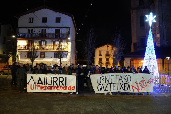 "Aiurri urnietarrena da" lemapean, elkarretaratzea egin dute herriko euskaltzaleek