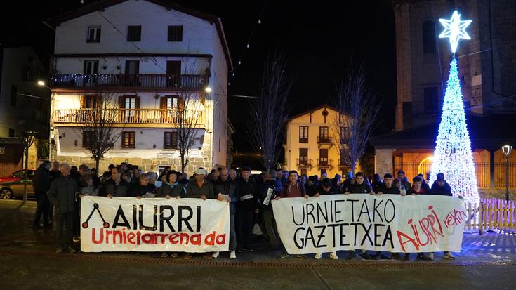 "Aiurri urnietarrena da" lemapean, elkarretaratzea egin dute herriko euskaltzaleek