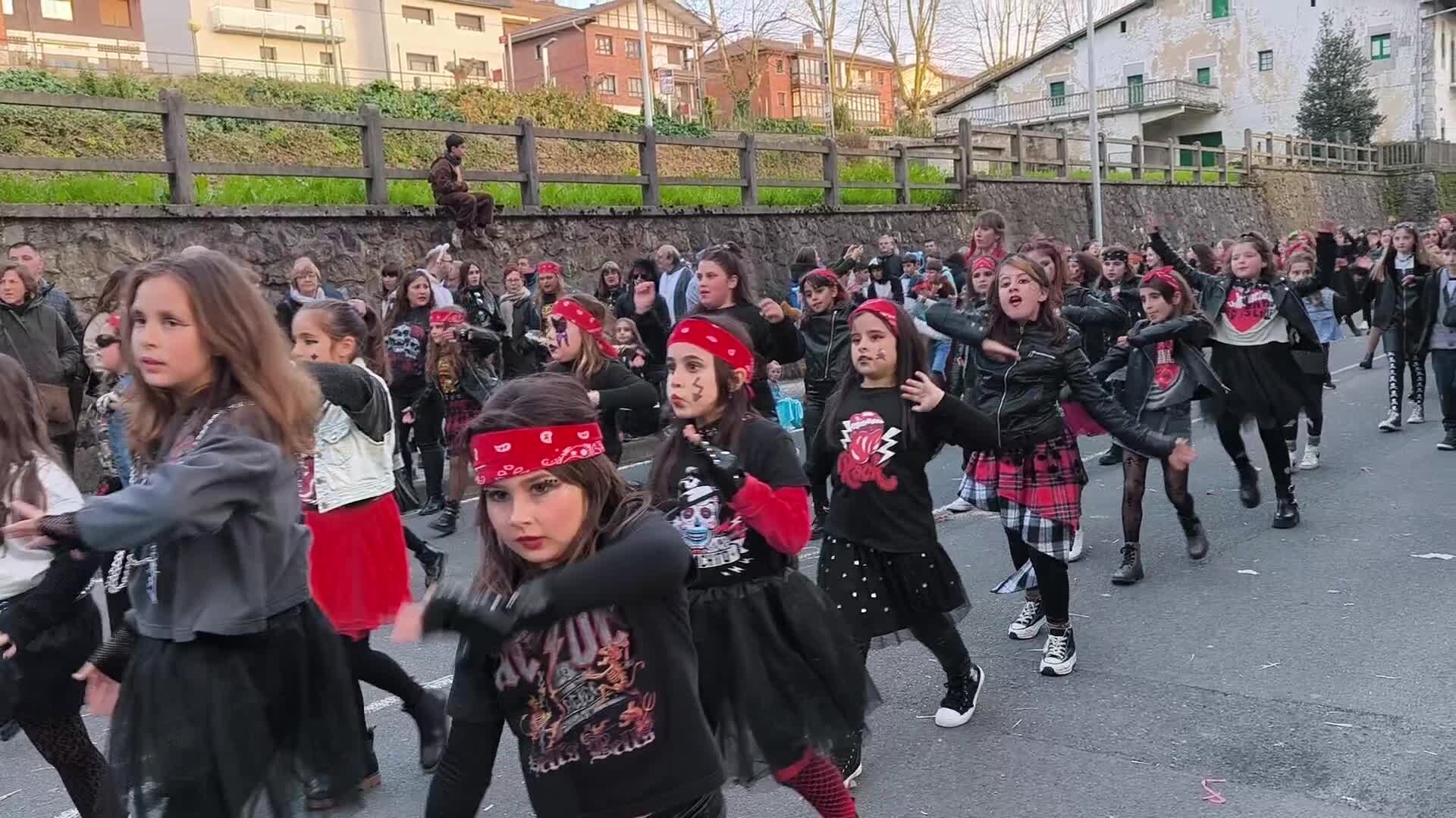 Andoaingo Inauterietan karrozen desfilea: Klapp dantza eskola (Rock&Roll)