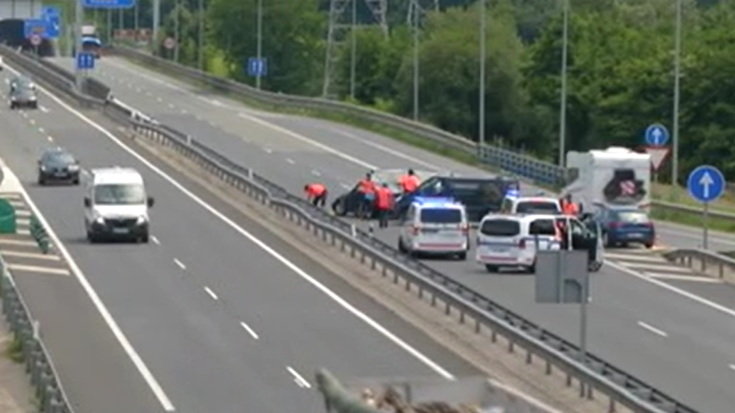 Hildako bat eta lau zauritu, A-15 errepidean, Urnieta parean izandako auto-istripu batean