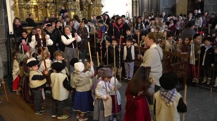 La Salle Berrozpeko irakasle eta ikasleak Santa Ageda bezperan kantari San Martin parrokian