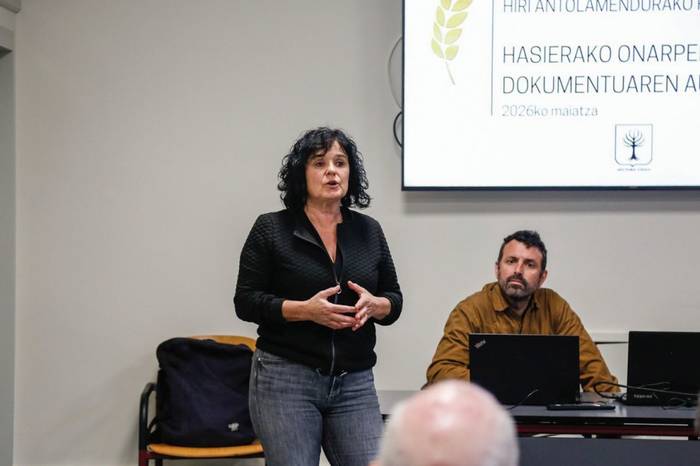 “Adunarrok herrirako nahi dugun araudia sortzen ari gara, gutxienez datozen 10 urteetarako”