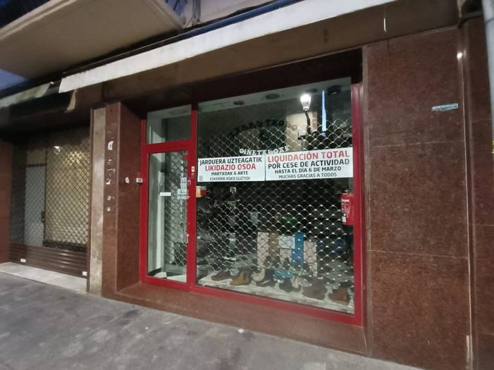 Itxiera iragarri duen Larrutxokon eta beste hainbat dendatan egingo dute outlet-a