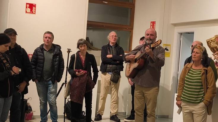Iñaki Olazabal eskultorearen omenezko erakusketa kolektiboa Zumaian, irekitze ekitaldia