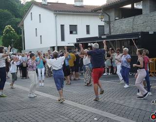 Trikitilariekin erromeria ospatu zuten plazan, eta umorez amaitu zituzten jaiak