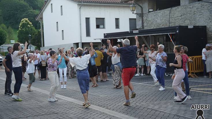 Trikitilariekin erromeria ospatu zuten plazan, eta umorez amaitu zituzten jaiak