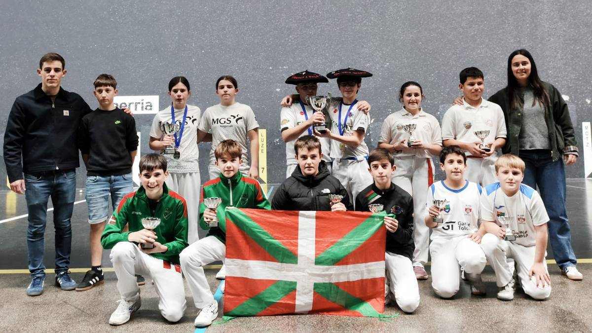 Gaztelekuko lau pilotari gazte aritu ziren Arraten jokatu ziren Gipuzkoa mailako hiru finaletan