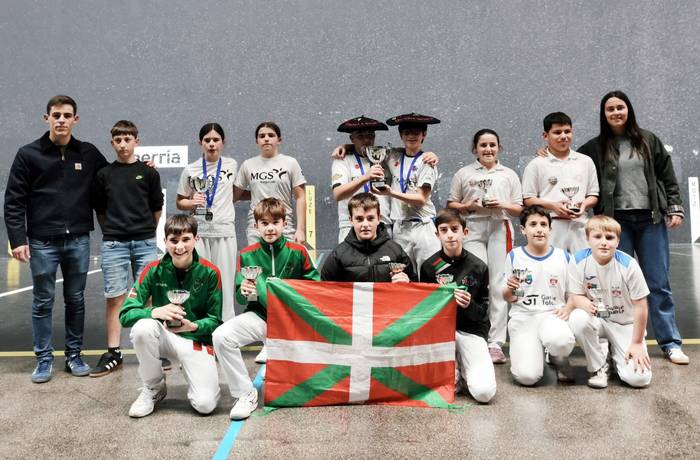 Gaztelekuko lau pilotari gazte aritu ziren Arraten jokatu ziren Gipuzkoa mailako hiru finaletan