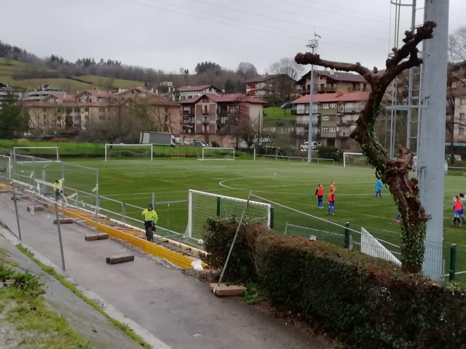 Danena futbol zelaian harmailak instalatzen hasi dira
