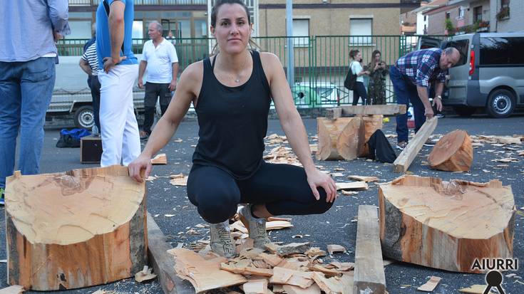 Nerea Arrutik aizkoran marka bikaina jarri du arratsaldean egin den herri kirolen erakustaldian