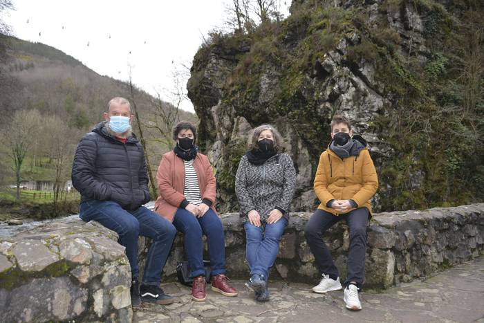 “Ez dugu uste Unanibian tirolina bat jartzeak lekua aberastuko duenik”