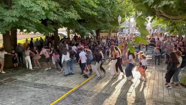 Dantza eta jai giroa Ama Lurra plazan