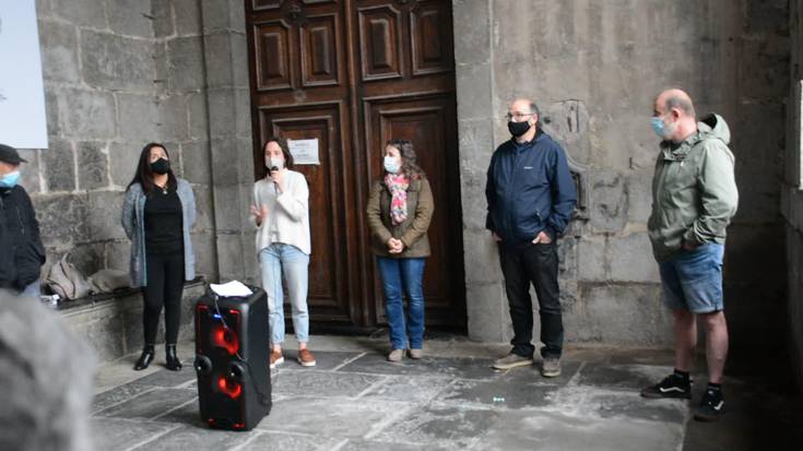 "Lamiak eta Lloronak" kale erakusketa, egileek azalduta