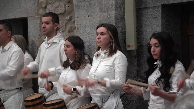Zumeatarraren danborrada: "Santa Krutz" eta "Zumeatarra" ereserkiak, Santa Krutz elizan
