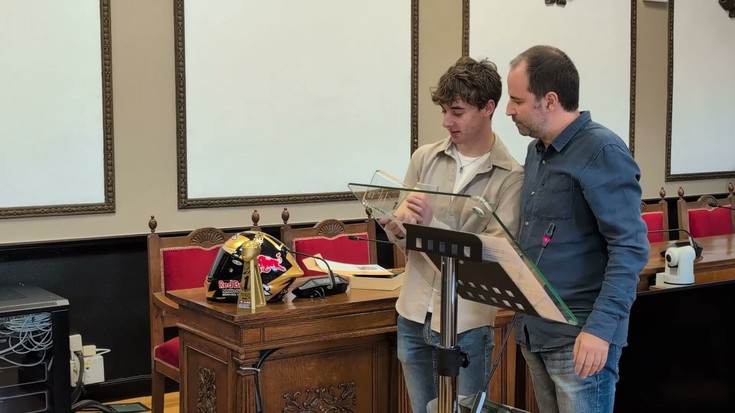 Beñat Fernandez "Pelontxu"ri omenaldia: ekitaldi instituzionala udaletxean