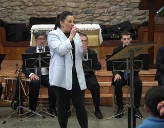 Olagaingo txistulariak Gabon kontzertuan, Rebeca Gestoso abeslariarekin: "Errefuxiatuarena"