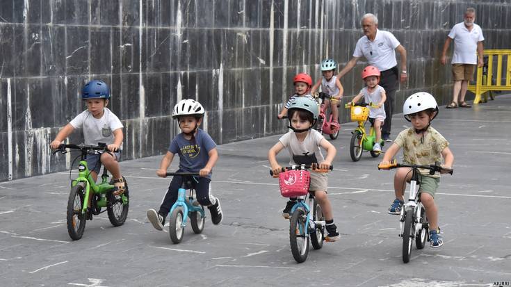 Bizikleta festa egin dute 3 eta 12 urte bitarteko haurrek, Goikoplazan