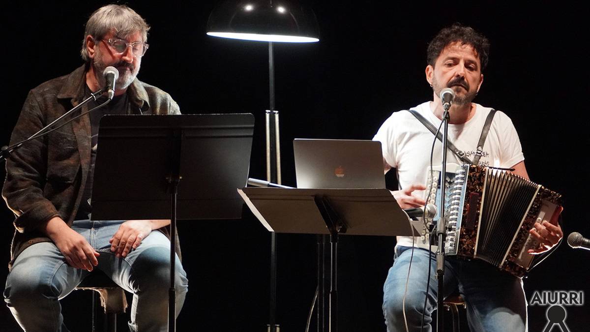 Hitz eta doinu gozoez bete zuten aretoa