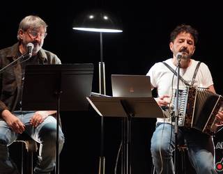 Hitz eta doinu gozoez bete zuten aretoa