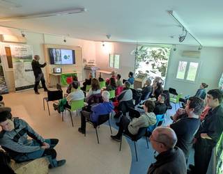 Ikusgai daude Leitzaranen ospatu zituzten basoen gaineko jardunaldiko hitzaldiak eta zuhaitz landaketa