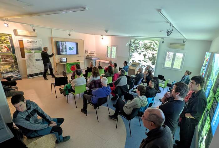 Ikusgai daude Leitzaranen ospatu zituzten basoen gaineko jardunaldiko hitzaldiak eta zuhaitz landaketa