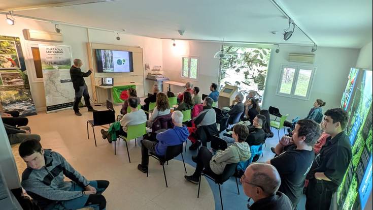 Ikusgai daude Leitzaranen ospatu zituzten basoen gaineko jardunaldiko hitzaldiak eta zuhaitz landaketa