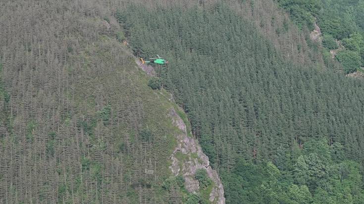 Bertxingo kanalaren konponketa aurreko prestaketa-lan ikusgarria, helikopteroak lagunduta