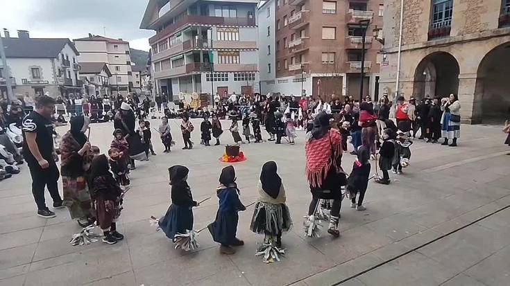 Pello Errota ikastetxearen inauteri desfilea: dantza saioak plazan